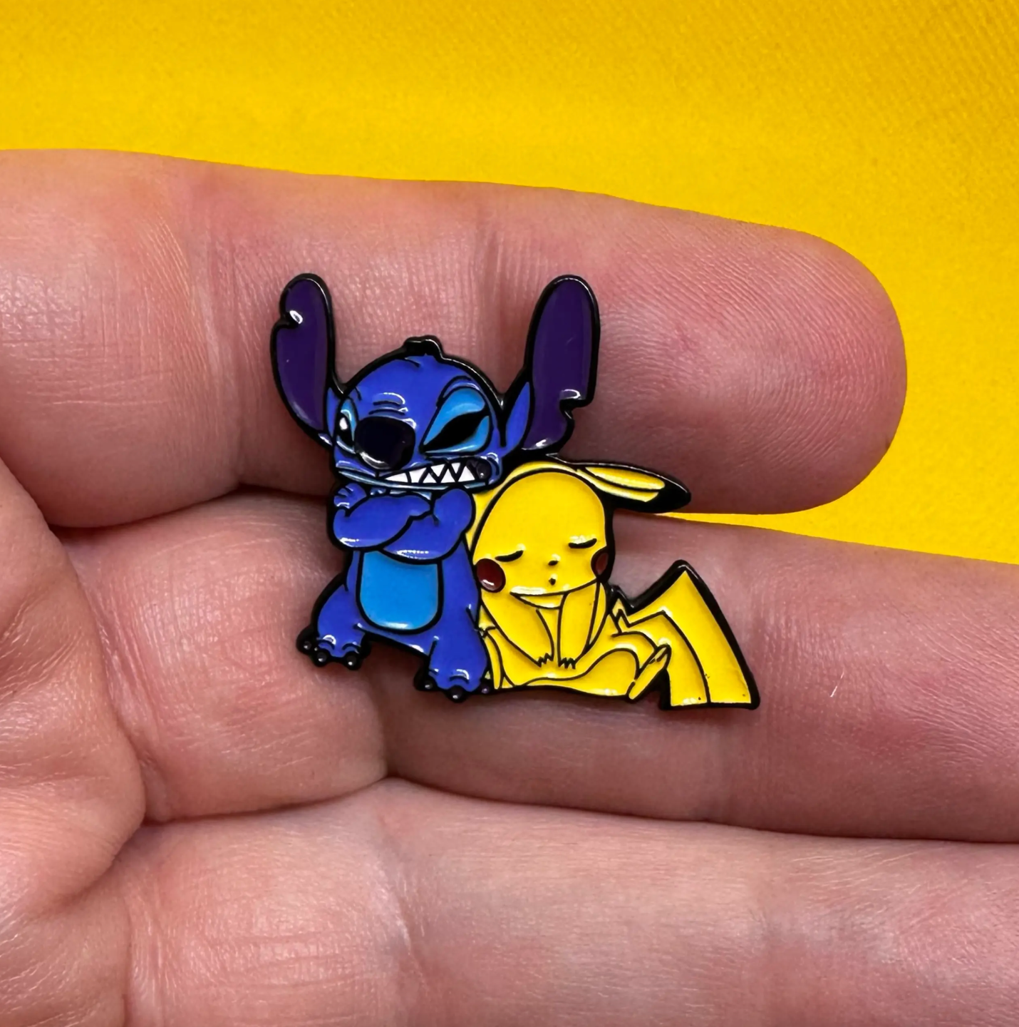 💙💛 Stitch & Pikachu Cute Enamel Pin – Adorable Cartoon Crossover Lapel Badge for Fans & Collectors